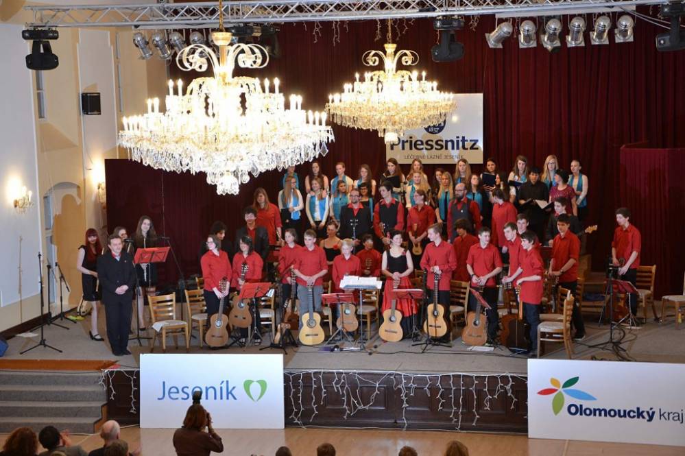 Koncert KOJ a pěveckého sboru Zvonky v lázních 13. března 2015
